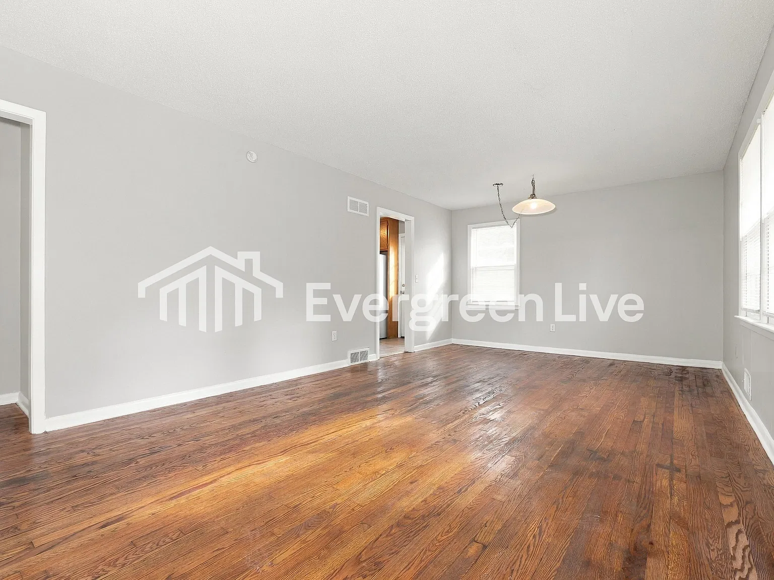 3 bed, 2.0 bath, 1040 sqft, $1,295 — Photo 2