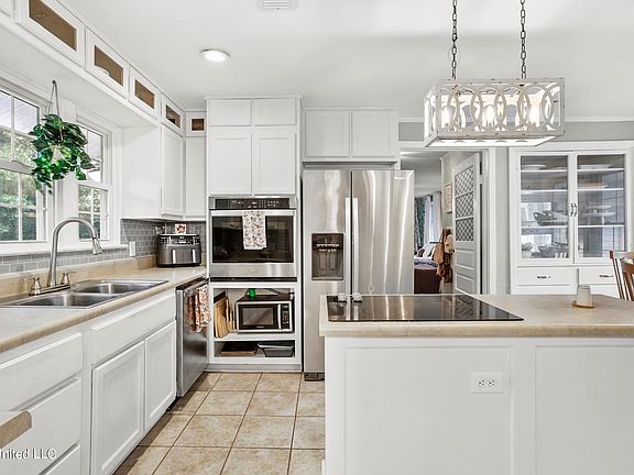 5th image of 345 Balmoral Dr
