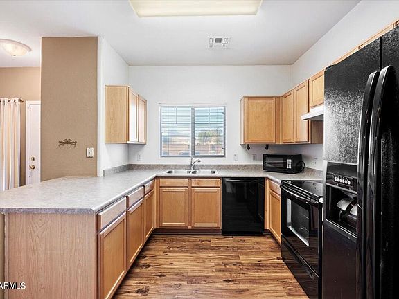 3rd image of 805 S SYCAMORE Street #121