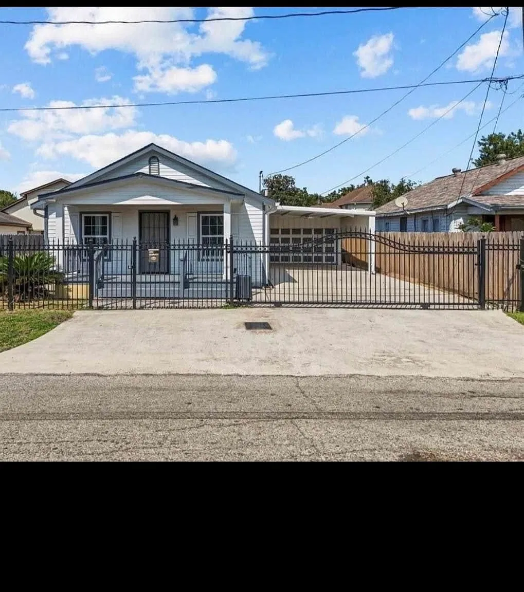 9 bed, 2016 sqft, $800 — Photo 1