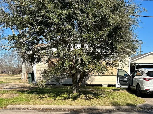 2864 Southerland, Beaumont, TX 77705