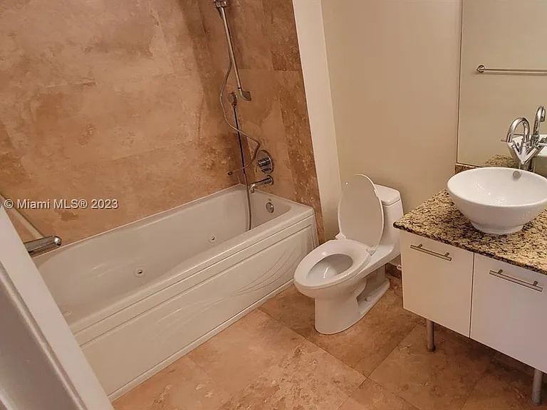 31 SE 5th St #LOFT — Photo 12