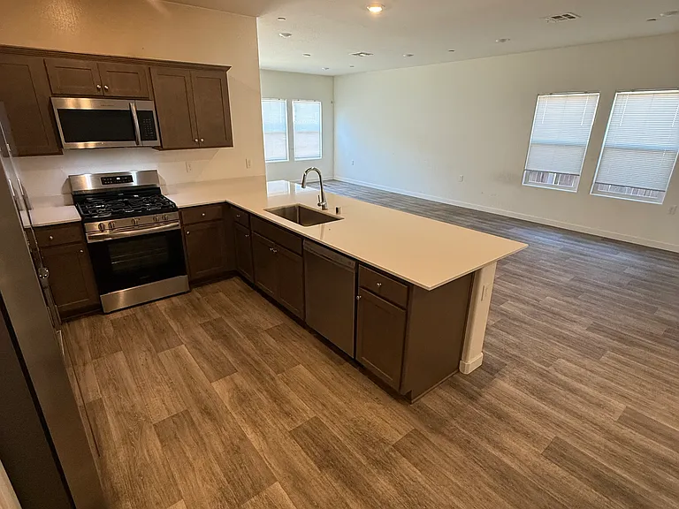 2815 N Janice Ave — Photo 3