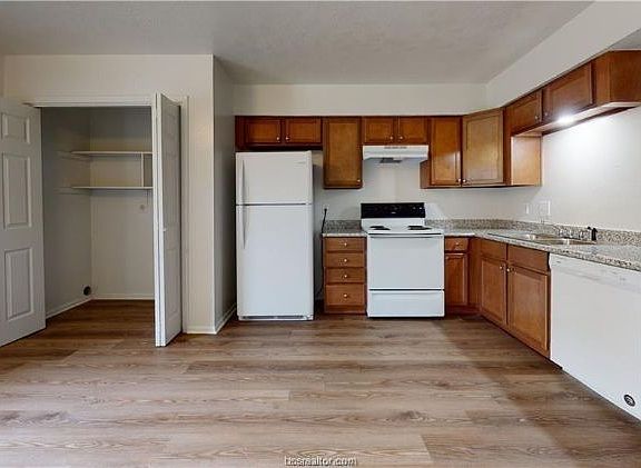 3rd image of 2404 Bosque Dr #C