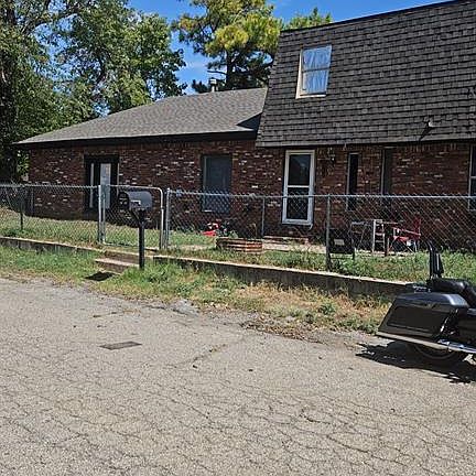 2nd image of 821 W Moses St