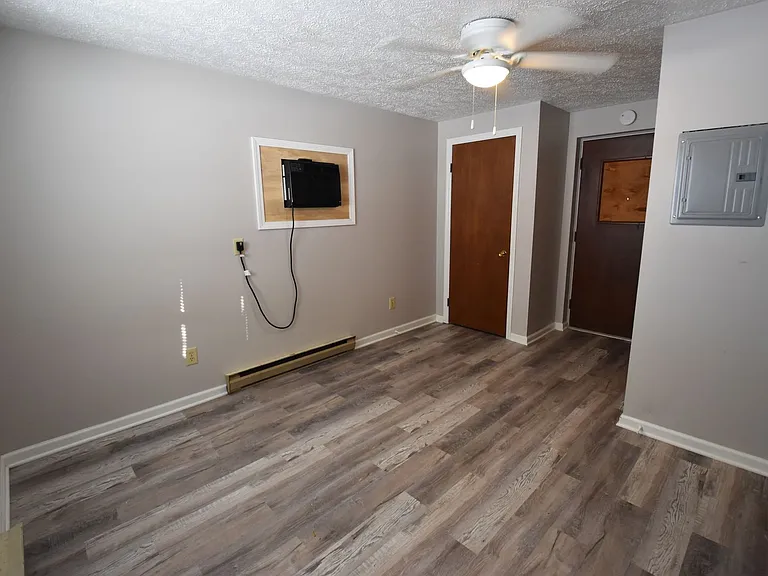212 W East St — Photo 15