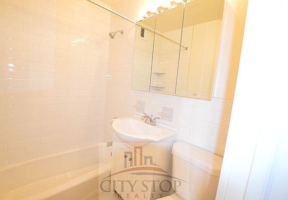 4th image of 101 W 77th St APT A