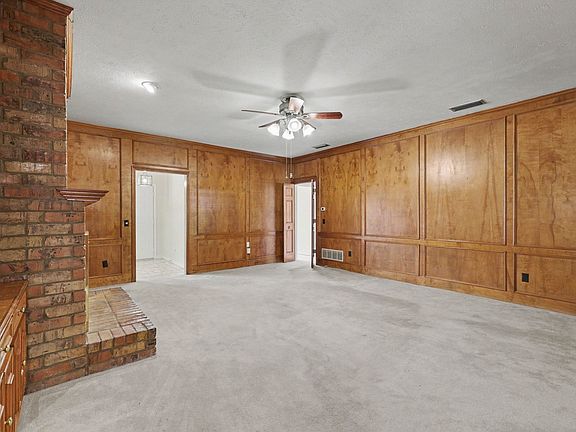 3rd image of 2417 Peachtree Ln