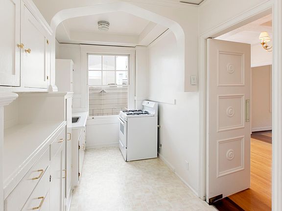 4th image of 2398 Pacific Ave #402