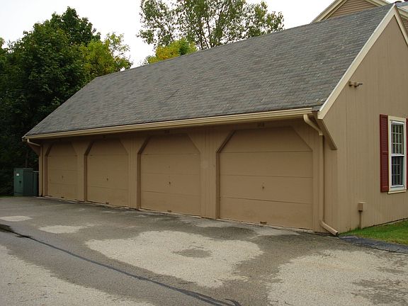 5th image of 30 Essex Green Ln