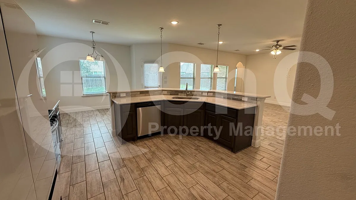 4 bed, 2.0 bath, 1956 sqft, $2,199 — Photo 4