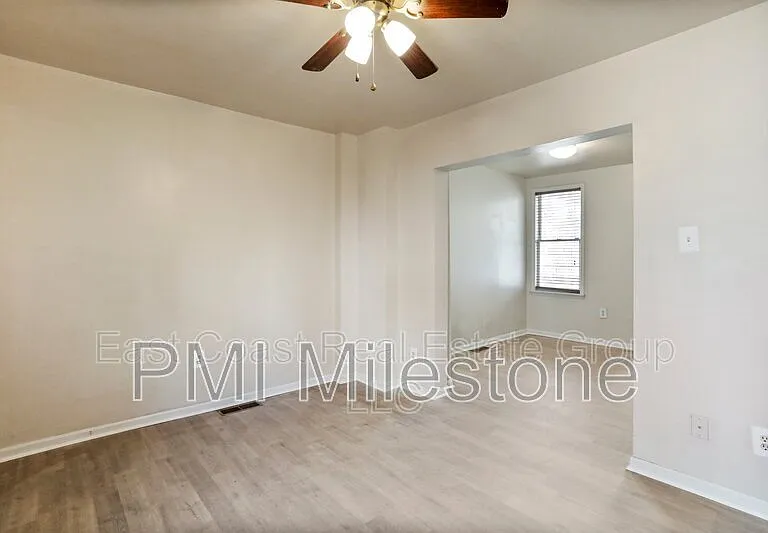 118 S Locust St — Photo 11
