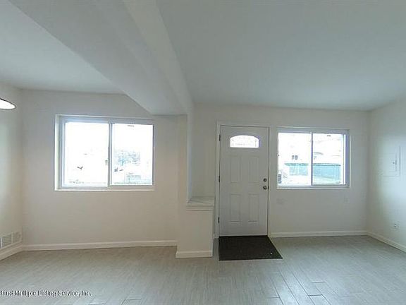 4th image of 10 Walker Dr