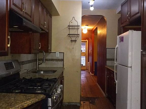 5th image of 740 E 94th St