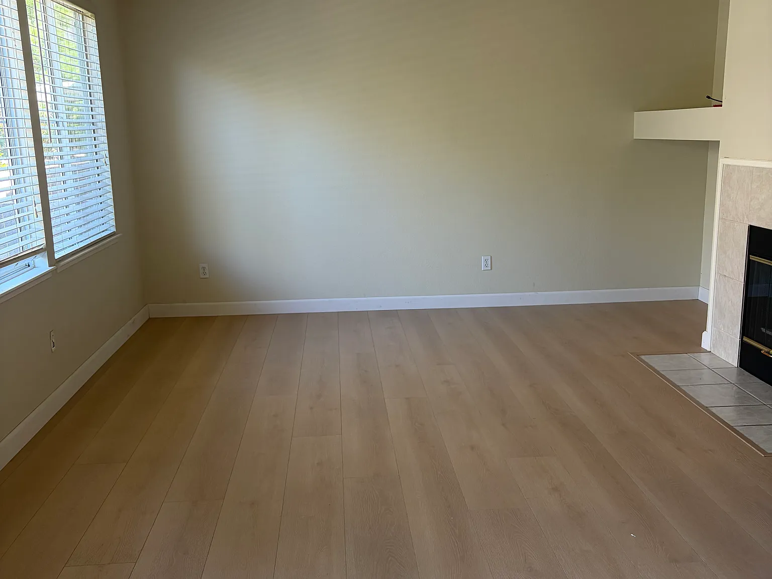 3 bed, 2.5 bath, 1346 sqft, $4,000 — Photo 4