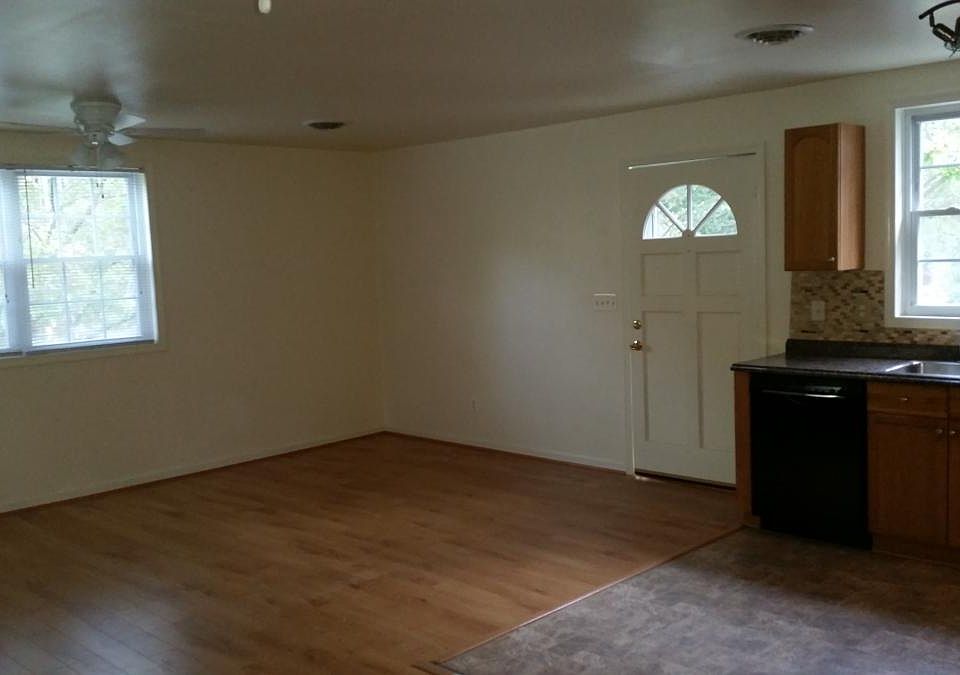 Entrence door/living room with nice wood flooring