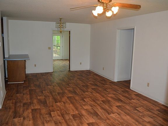 2nd image of 623 Lilac Ln