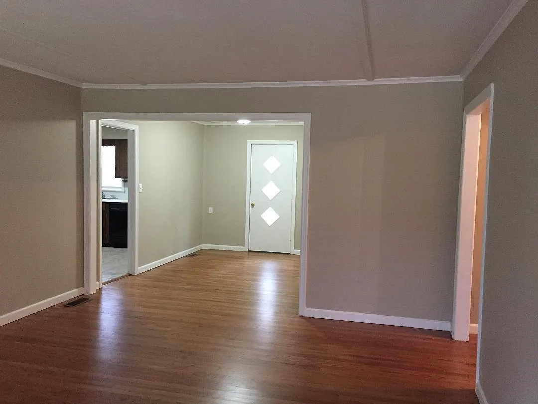 1519 E 46th Pl — Photo 4