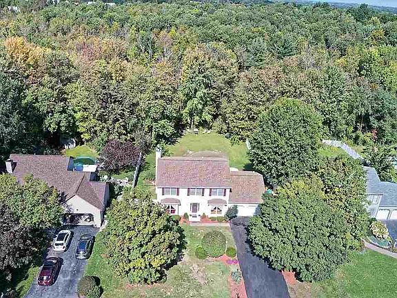 3rd image of 8 Carlyle Ct