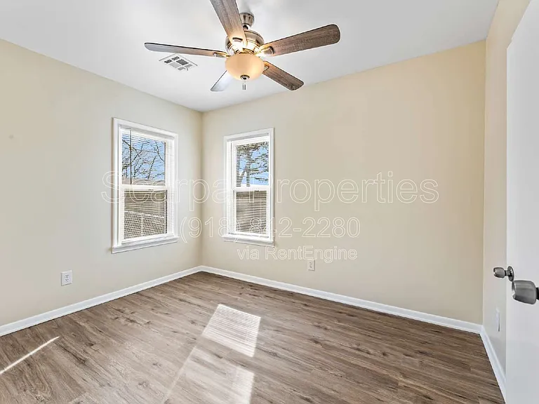 921 W Midway St — Photo 15