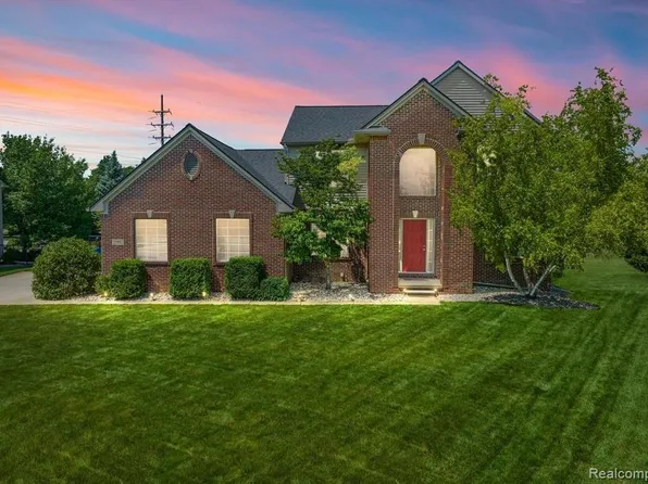 25932 Cobblers Ln, South Lyon, MI 48178
