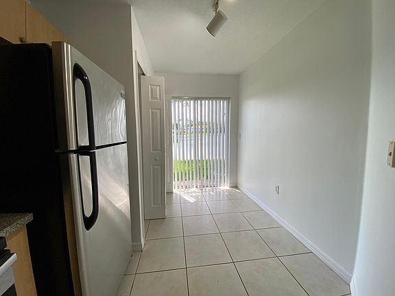 2nd image of 2912 SE 13th Ave #102