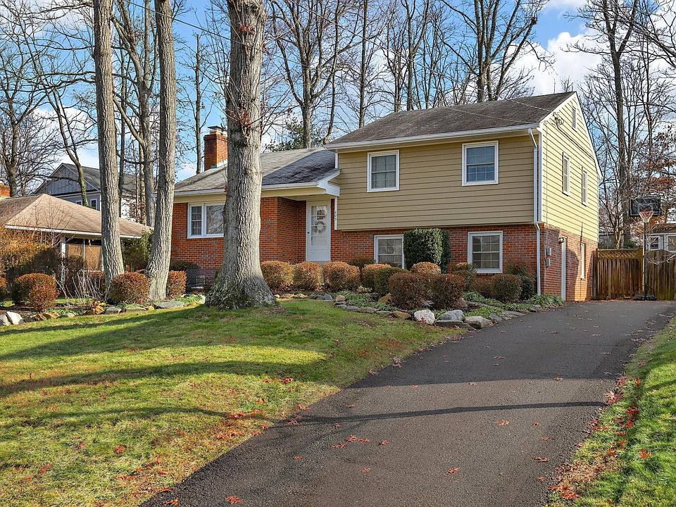 1st image of 409 John Marshall Dr NE