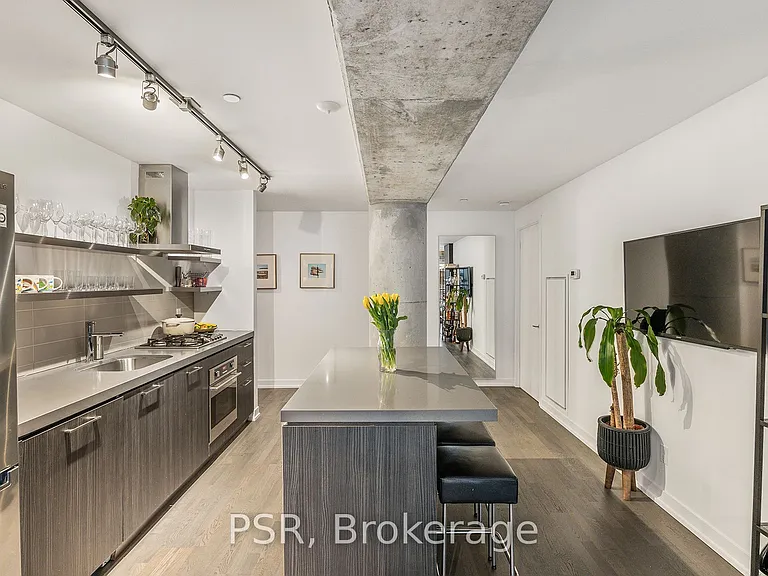 560 King St W #203 — Photo 6