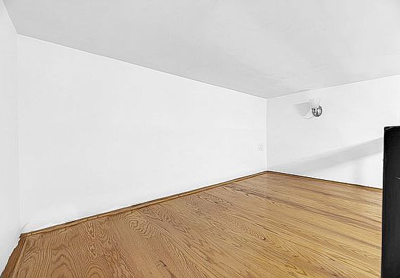 5th image of 124 E 27th St APT 3C