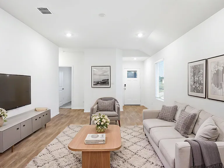 306 Constanza Trl — Photo 2