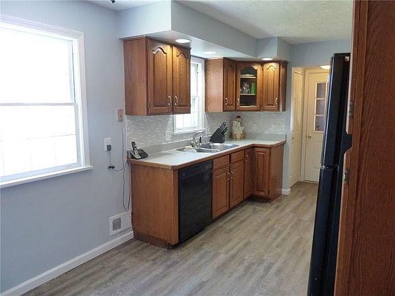 5th image of 126 Parkview Ter