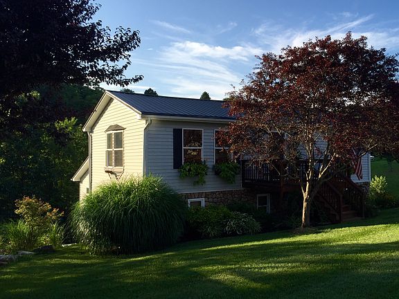 3rd image of 1407 Lakewood Dr