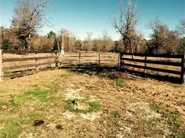79 Woodland Dr, Huntsville, TX 77320