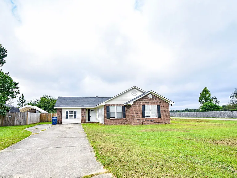 411 Northwoods Dr — Photo 1