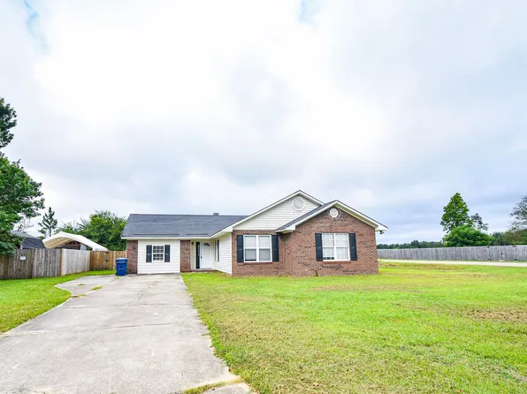 411 Northwoods Dr, Raeford, NC 28376