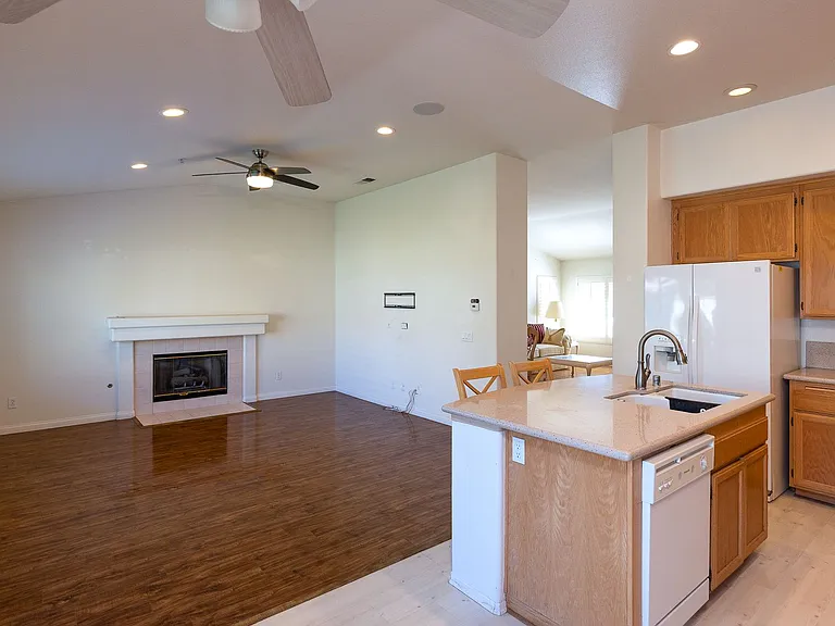 652 Teresa St — Photo 11