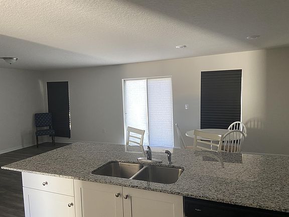5th image of 570 River Hill Dr