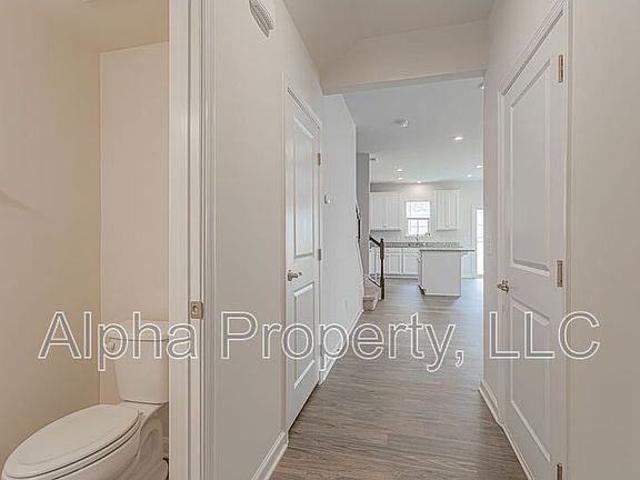 3rd image of 520 Huntingdale Pl