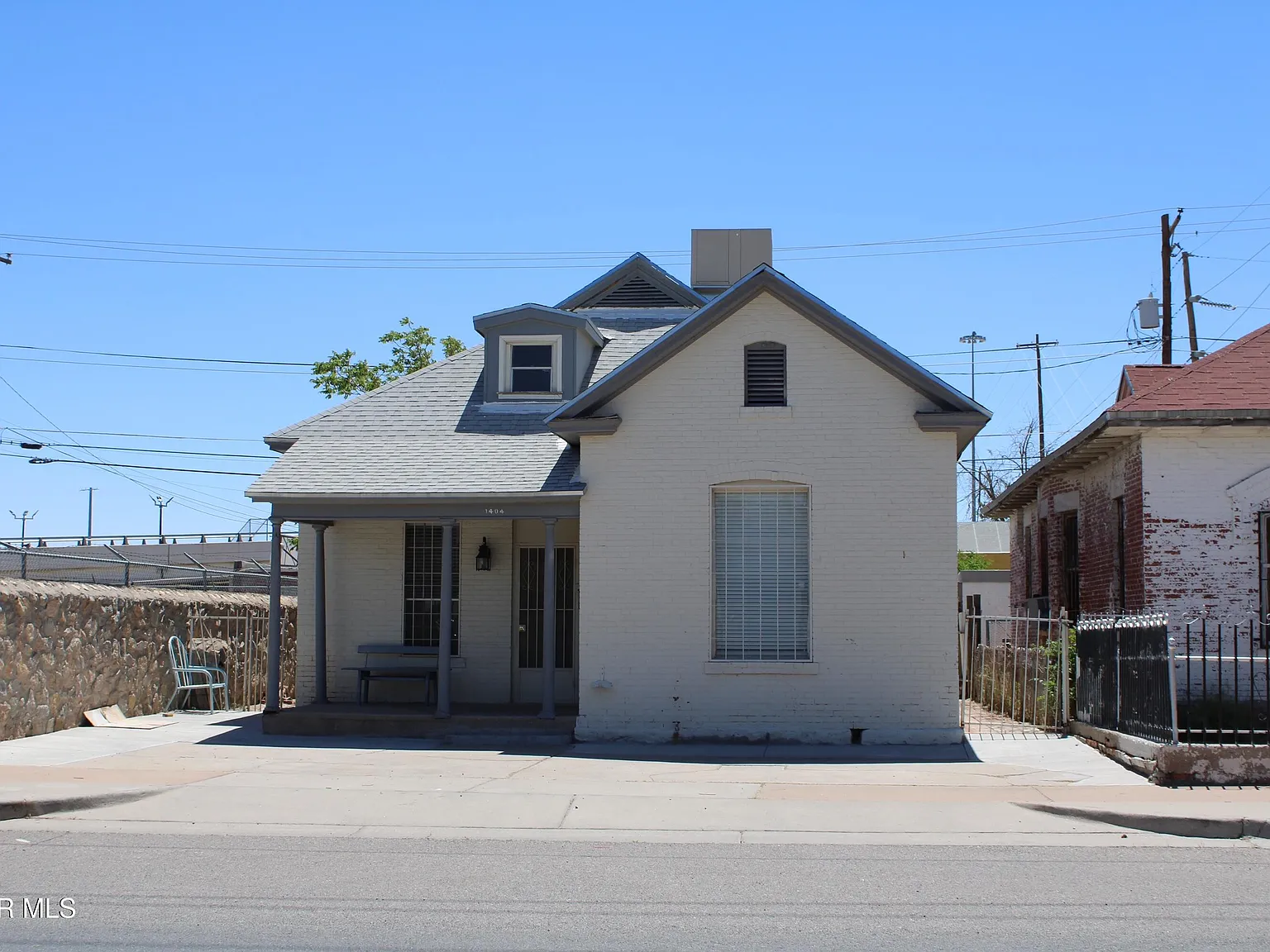 3 bed, 1.0 bath, 1279 sqft, $1,050 — Photo 2