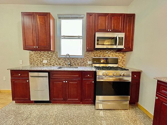 3rd image of 2331 37th St APT 1L