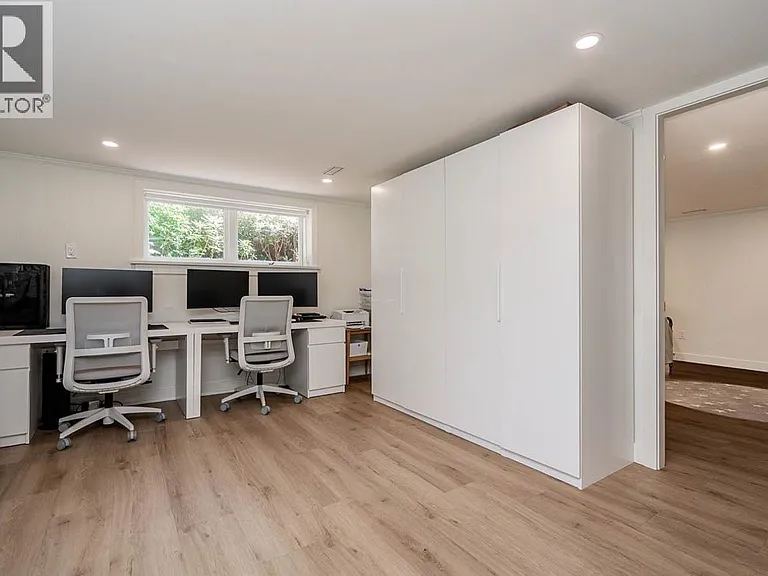2784 Crescentview Dr — Photo 6