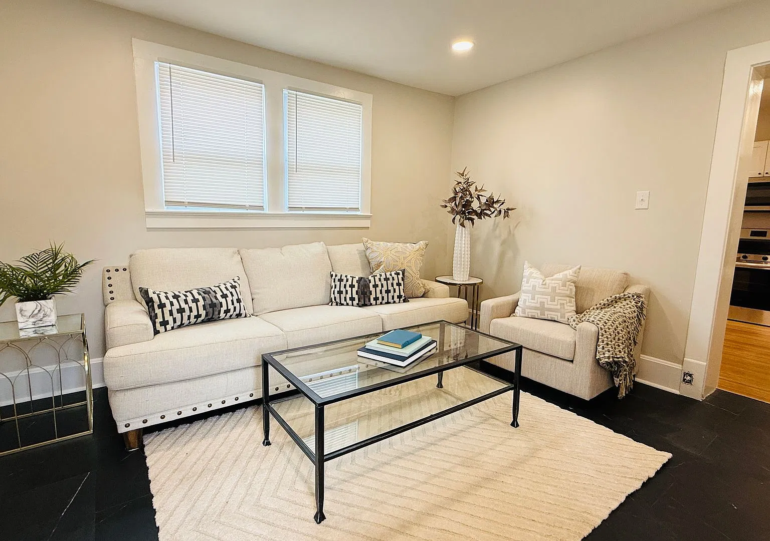 Fully furnished, beautifully remodeled first floor home located in the desirable Kenwick neighbor... — Photo 2