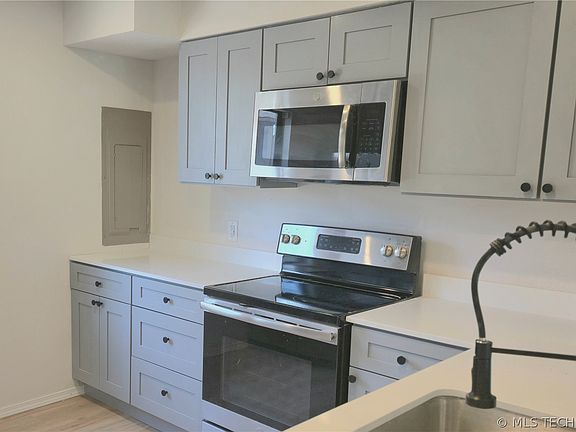5th image of 701 Lakeshore Dr APT 10