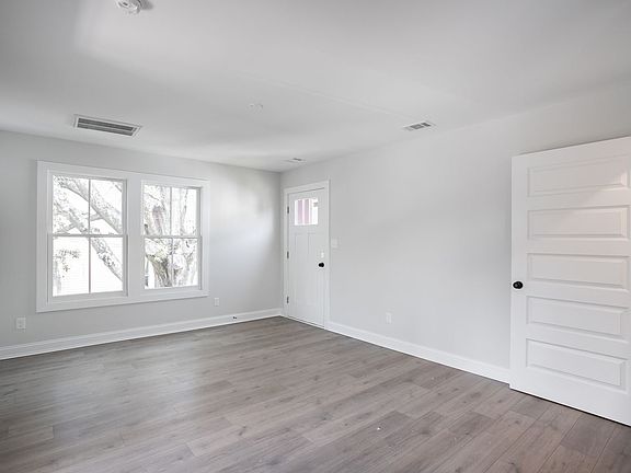 4th image of 1720 Barnard St #B