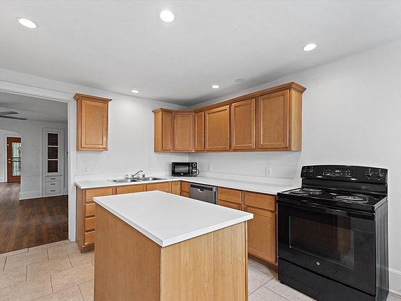 3rd image of 1220 E Russell AVENUE