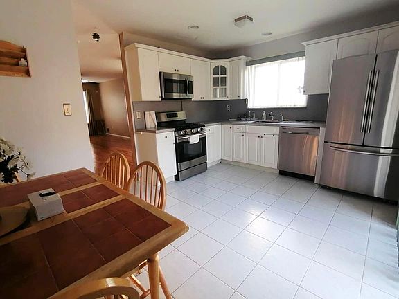 3rd image of 908 Rockland Ave Floor 1