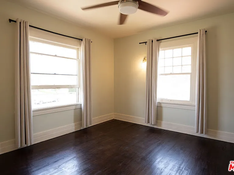 2142 S Victoria Ave — Photo 23