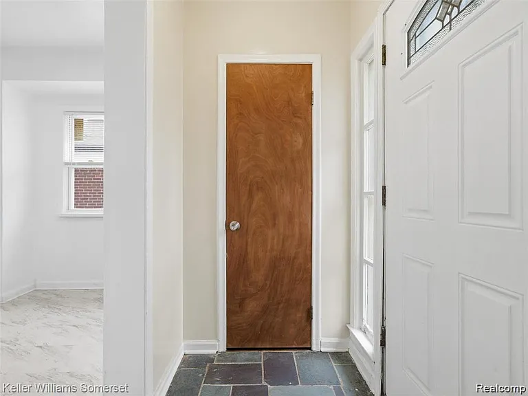 20271 Grandville Ave — Photo 14