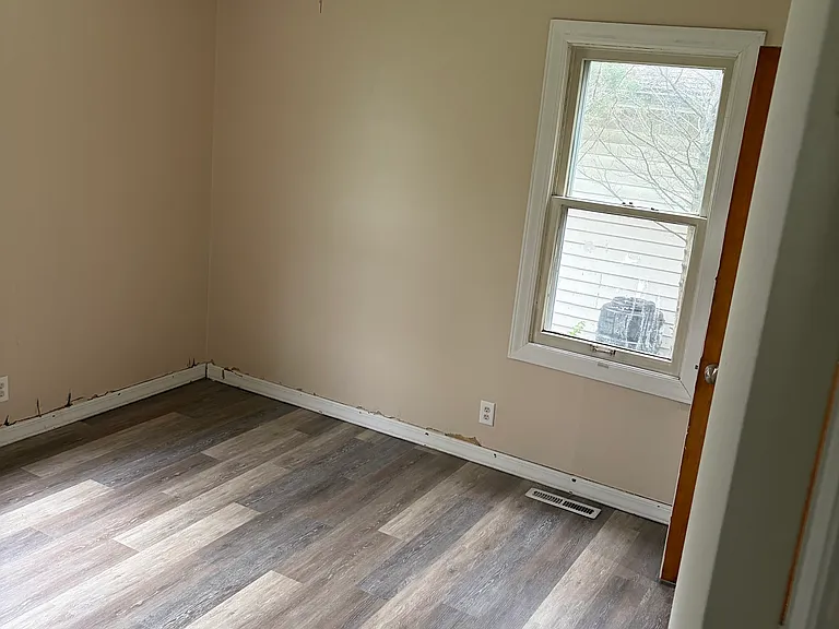 223 Van Buren Ave — Photo 8