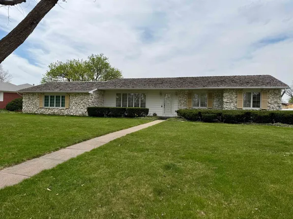 1315 Heritage Dr, Hastings, NE 68901